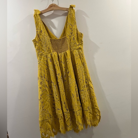 Pea in the Pod Yellow lace maternity dress SZ L (12-16) handkerchief hem - Picture 3 of 4